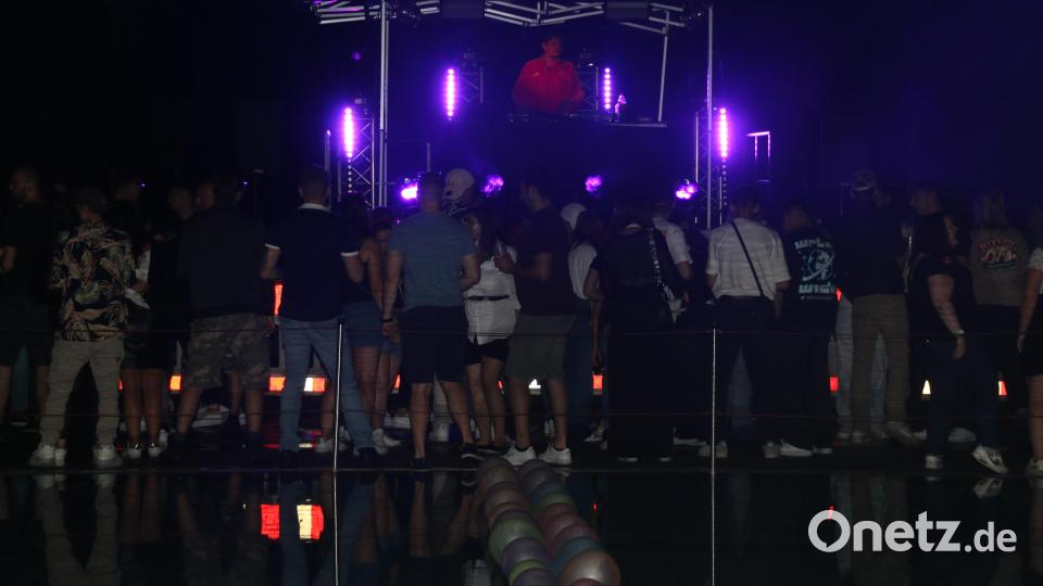 An der langen Bar und der Tanzfläche sammeln sich trotz des schlechten Wetters viele Gäste. Bild: sne