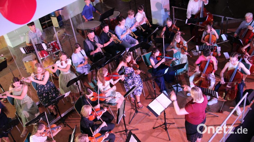 Mit einem abwechslungsreichen, beschwingten Sommerkonzert begeisterten die Schülerinnen und Schüler des musischen Zweigs des Neustädter Gymnasiums in Chören, Ensembles, Orchester oder als Solisten die Zuhörer in der voll besetzten Aula. Bild: prh