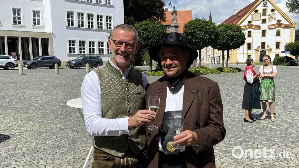 Pfarrer Thomas Vogl trug zum Tag der Tracht selbst eine Lederhose. Zu seinem Priesterjubiläum wurde er unter anderem mit einem Stehempfang überrascht. Bild: Markus Scharnagl/exb