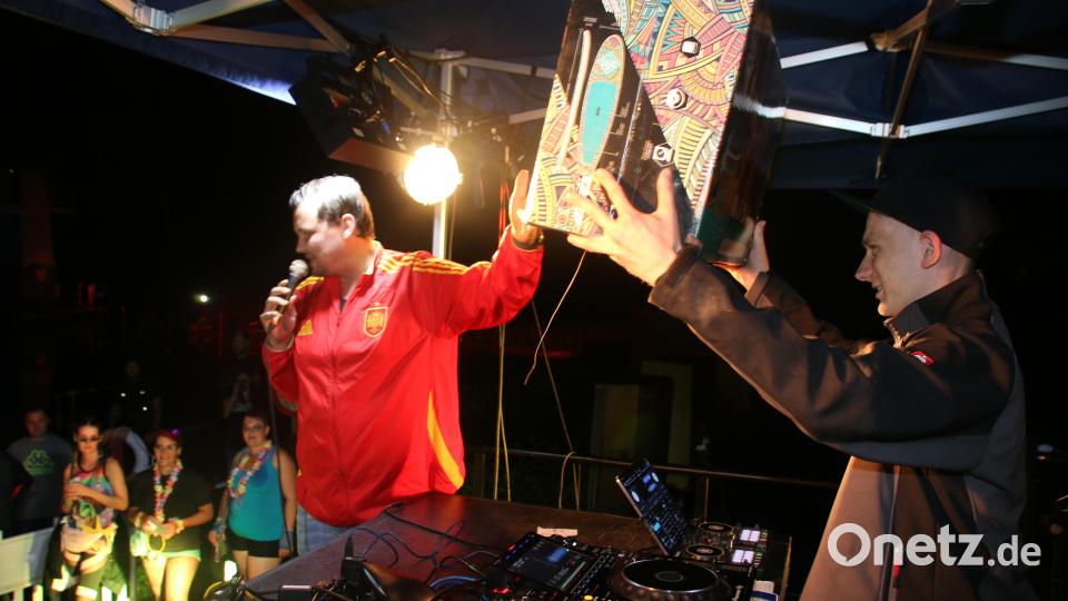 DJ Cashi und Veranstalter Johannes Pappenberger verleihen die Preise für die besten Outfits. Bild: sne