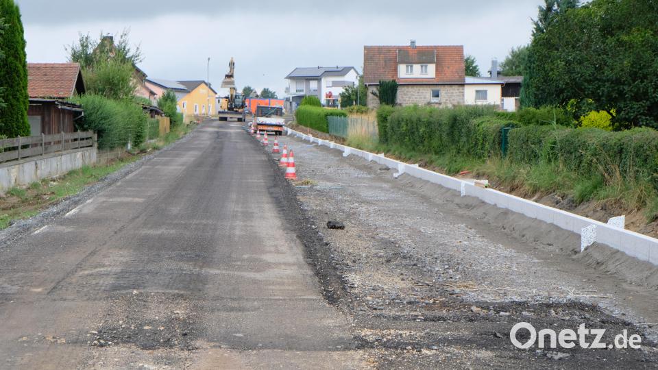 Im Flosser Ortsteil Ziegelhütte verläuft die Staatsstraße 2181. Derzeit werden die Randsteine am künftigen Straßenkörper versetzt. Bild: le