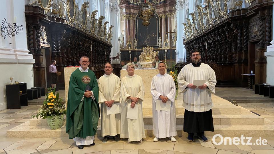 Pfarrer Thomas Vohl (links) hieß vier neue Kommunionhelfer willkommen. Bild: Markus Scharnagl/exb