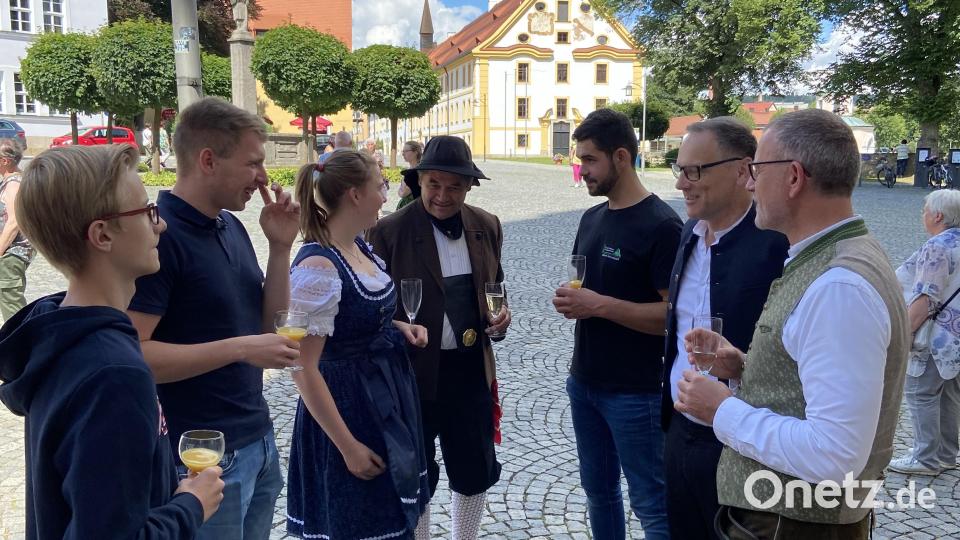 Pfarrer Thomas Vogl trug zum Tag der Tracht selbst eine Lederhose. Zu seinem Priesterjubiläum wurde er unter anderem mit einem Stehempfang überrascht. Bild: Markus Scharnagl/exb