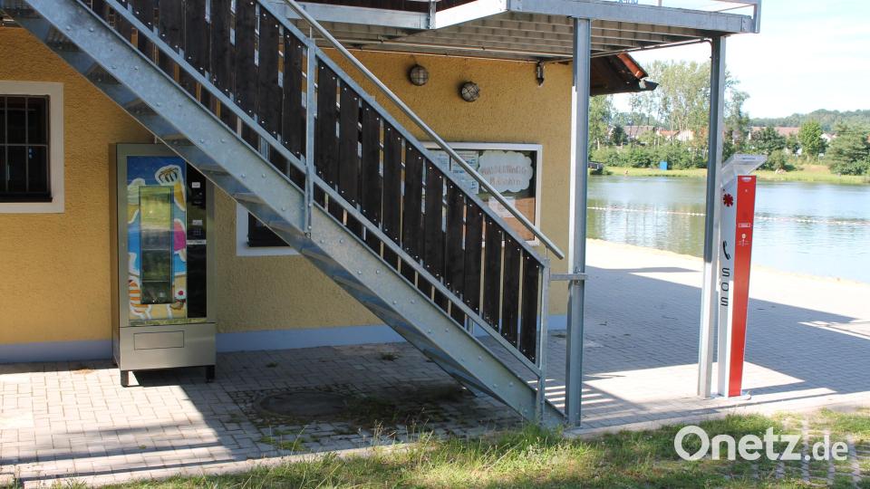 Die mit der Rettungsleitstelle verbundene Notrufsäule am Kiesibeach ist in Betrieb. Das Gleiche gilt für den Eisautomaten, ein Kiosk soll folgen. Bild: bjp
