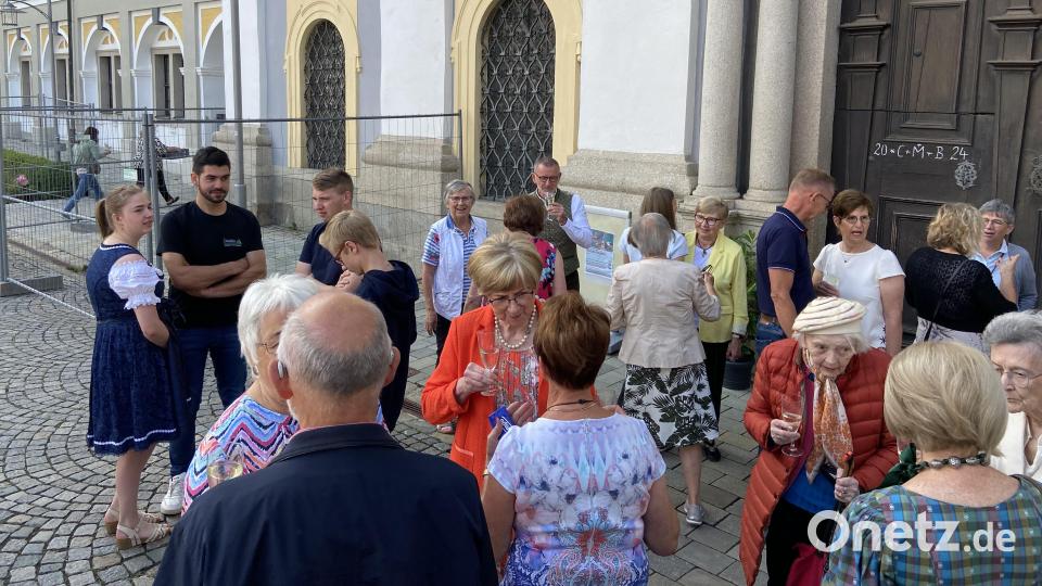 Zu seinem Priesterjubiläum wurde Pfarrer Thomas Vogl unter anderem mit einem Stehempfang überrascht. Bild: Markus Scharnagl/exb