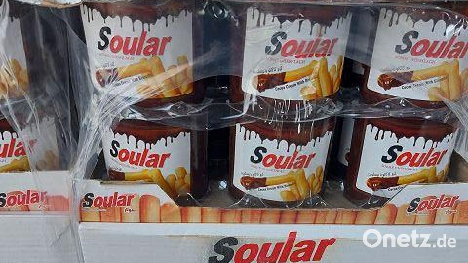 Sichergestellte, gefälschte Süßigkeiten, deren Aufmachung an namenhafte Hersteller erinnert; Hier: Brotsticks mit einem Nuss-Nougat-Dip Bild: Hauptzollamt Regensburg
