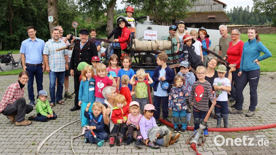 Gerhard Übler (stehend, Vierter von links) stellte Kindern und Erwachsenen die alte Spritze der ehemaligen Feuerwehr Stifterslohe vor. Bild: mfh