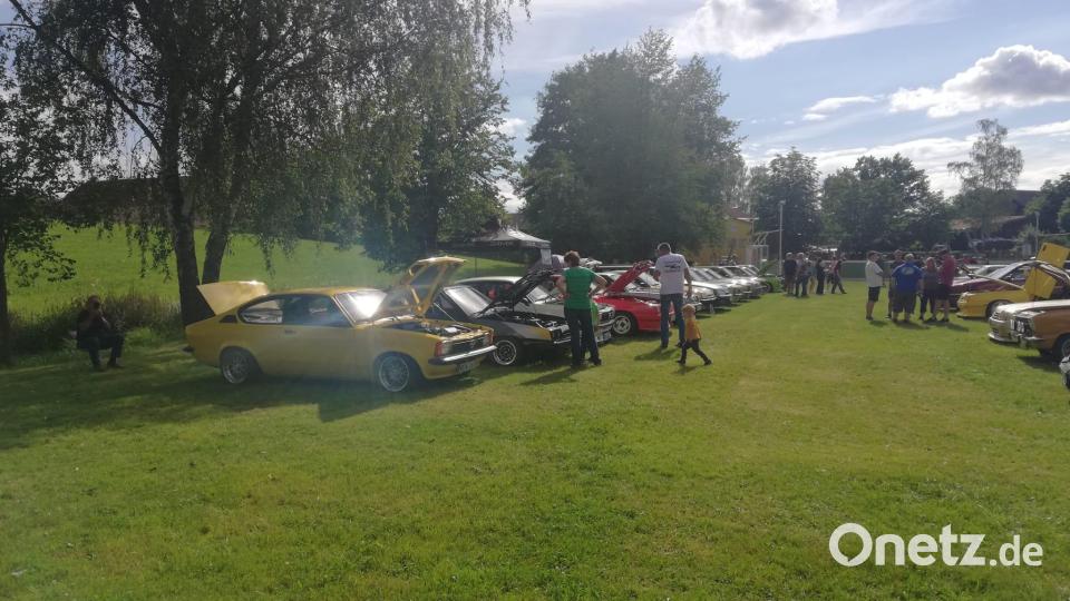 Aus ganz Deutschland kommen die Opel- Fans nach Oberbibrach. Bild: edo