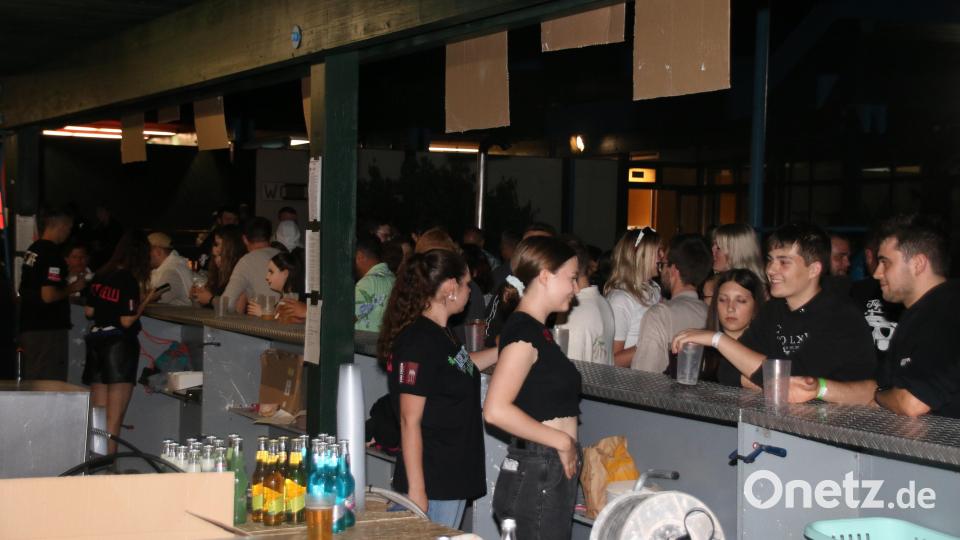 An der langen Bar und der Tanzfläche sammeln sich trotz des schlechten Wetters viele Gäste. Bild: sne