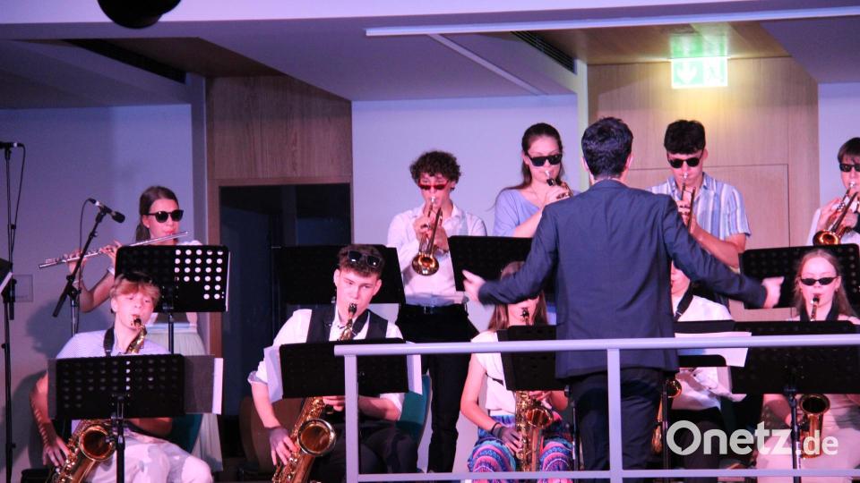 Mit einem abwechslungsreiche, beschwingten Sommerkonzert begeisterten die Schülerinnen und Schüler des musischen Zweigs des Neustädter Gymnasiums in Chören, Ensembles, Orchester oder als Solisten die Zuhörer in der voll besetzten Aula. Bild: prh