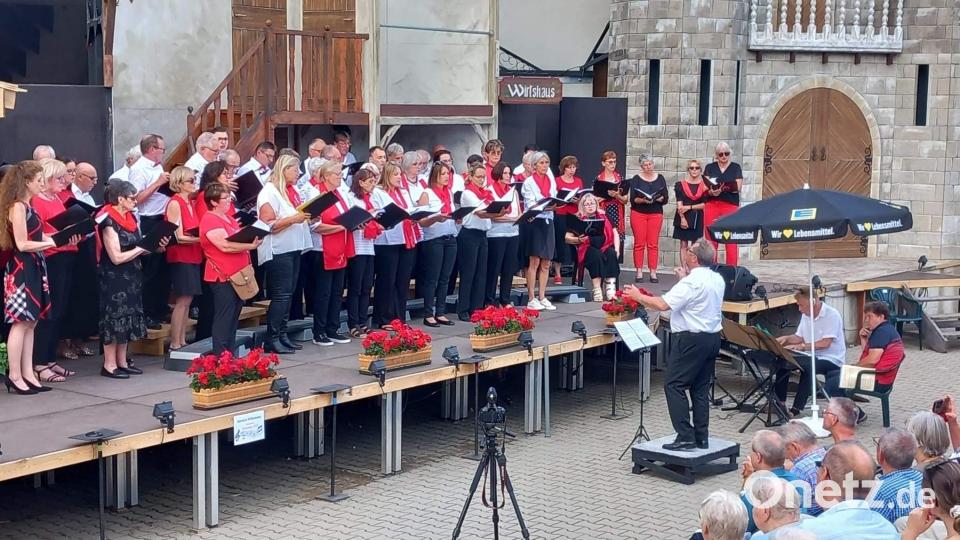 Überzeugende Leistungen zeigten sowohl der gastgebende Gemischte Chor (links Dirigentin Jana Müller) und das Ammersrichter Chorensemble EverySing. Gemeinsam sangen beide unter dem Dirigat von Stefan Wilhelm Beethovens „Ode an die Freude“, umgetextet zur „Ode an die Zukunft“ und dem Schlussappell „…dass wir diese Erde schützen, ist des Menschen höchste Pflicht!“ Rechts am E-Piano: Roman Podokschik. Bild: u