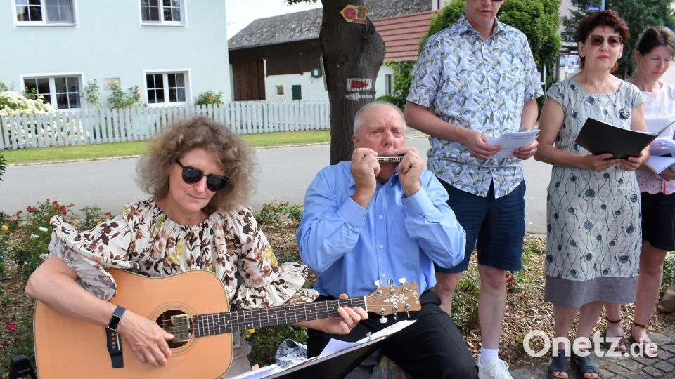 Johann Arnold spielte auf der Mundharmonika und der Chor &quot;Sin falta&quot; mit Projektchor sangen unter der Leitung von Ute Groß. Bild: rgr