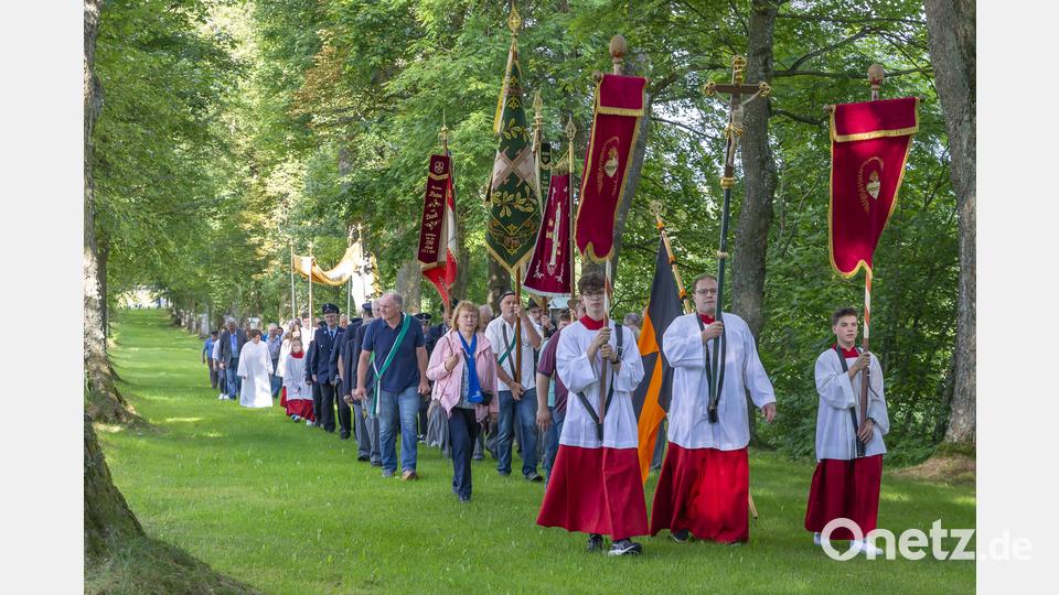 Vereine und Abordnungen machten sich auf zum Gottesdienst an der Steinbergkirche. Bild: Wolfgang Schwamberger/exb