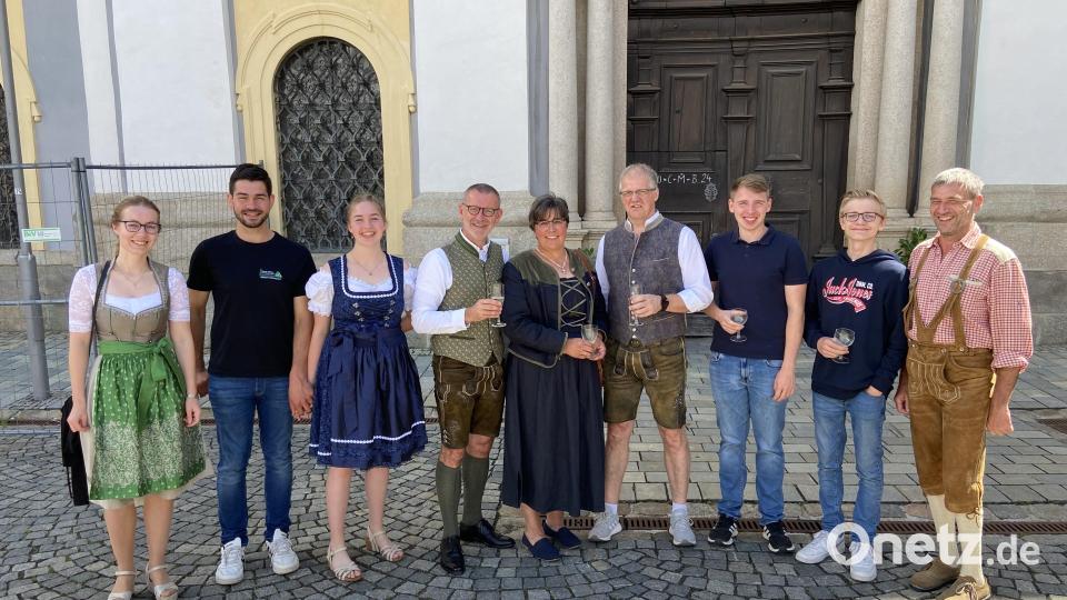 Pfarrer Thomas Vogl (Vierter von links) trug zum Tag der Tracht selbst eine Lederhose. Zu seinem Priesterjubiläum wurde er unter anderem mit einem Stehempfang überrascht. Bild: Markus Scharnagl/exb
