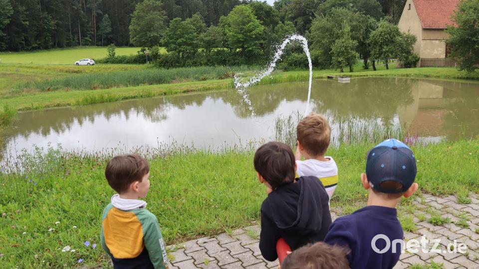 Wenn die Mädels an der Pumpe genügend Druck machen, reicht der Wasserstrahl über den Feuerlöschteich hinaus. Bild: mfh