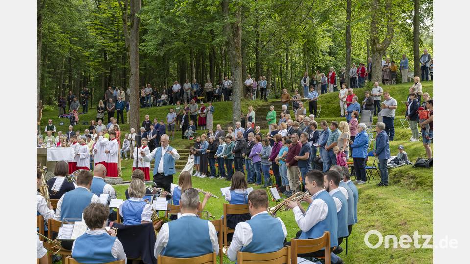 Vor zahlreichen Besuchern begleiteten die „Grenzlandbuam“ musikalisch den Festgottesdienst vor der Steinbergkirche. Bild: Wolfgang Schwamberger/exb