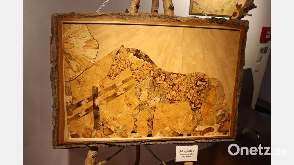 Beeindruckende Filigranarbeit: Das Holz-Mosaik-Kunstwerk „Morgentau“. Bild: Stadt Tirschenreuth/exb