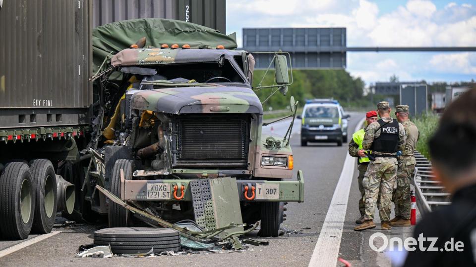Vier Menschen sind bei einem Unfall mit mehreren US-amerikanischen Militärfahrzeugen auf der A6 in Mittelfranken verletzt worden. Bild: Marius Bulling/onw-images/dpa