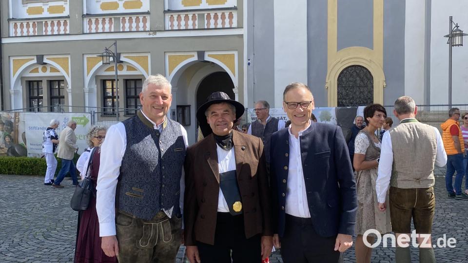 Beim Stehempfang war auch Bürgermeister Bernd Sommer (rechts) dabei. Bild: Markus Scharnagl/exb