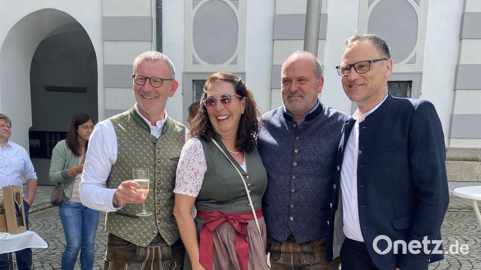 Pfarrer Thomas Vogl (links) trug zum Tag der Tracht selbst eine Lederhose. Zu seinem Priesterjubiläum wurde er unter anderem mit einem Stehempfang überrascht. Bild: Markus Scharnagl/exb