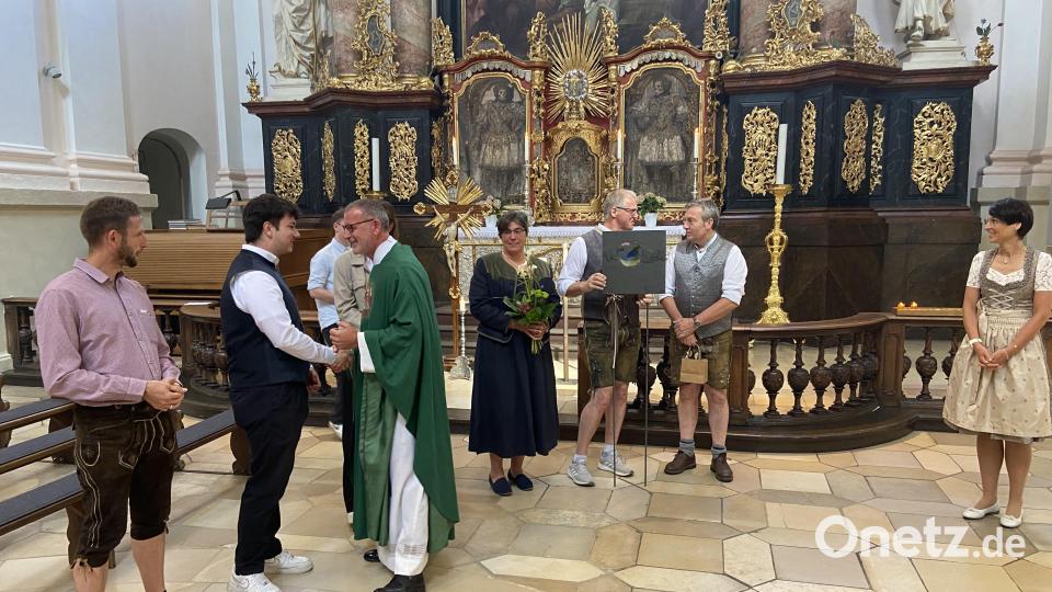 Zu seinem Priesterjubiläum wurde Pfarrer Thomas Vogl überrascht. Bild: Markus Scharnagl/exb