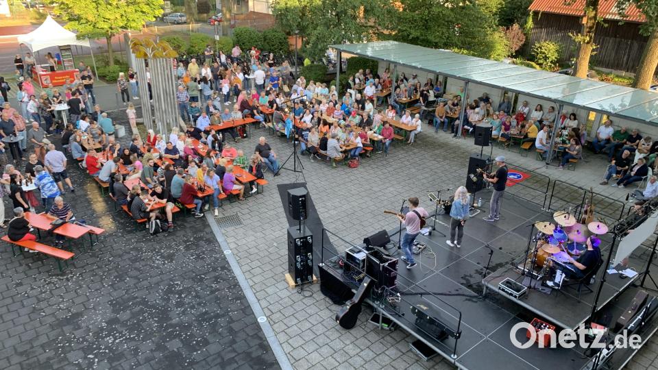 Fast ausgefallen, doch danach mit 350 Besuchern die bestbesuchte Serenade in Altenstadt/WN. Bild: adj