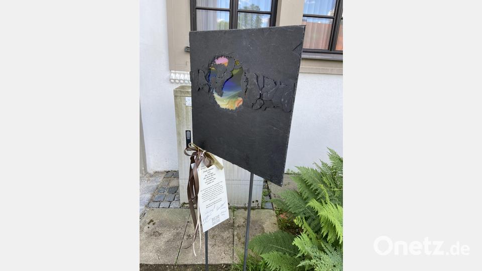 Zum Priesterjubiläum gab's auch Geschenke. Bild: Markus Scharnagl/exb