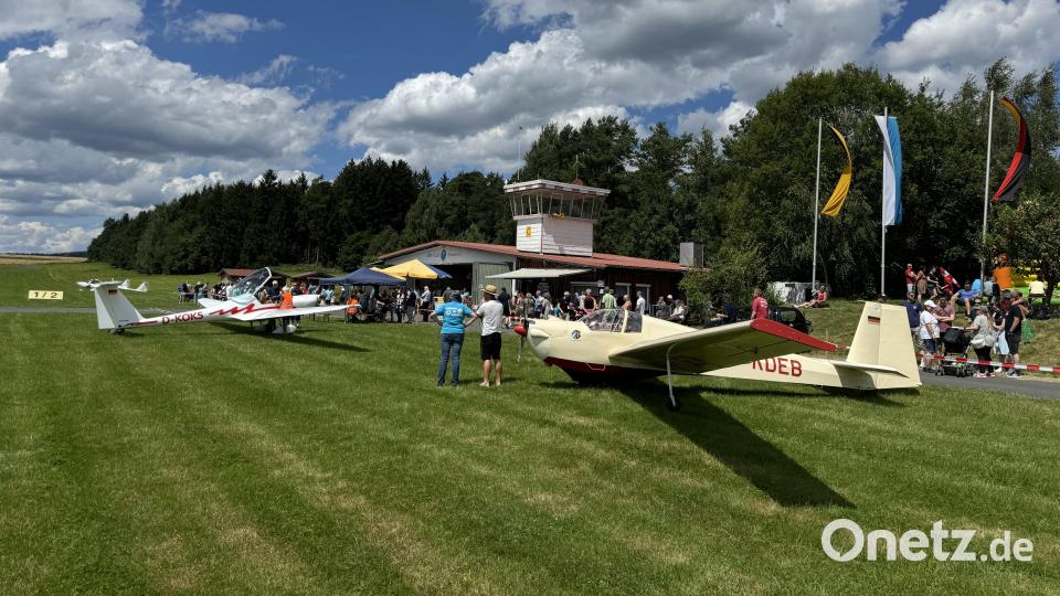 Beim Flugplatzfest in Erbendorf standen natürlich die Flieger im Mittelpunkt. Bild: gdö/exb