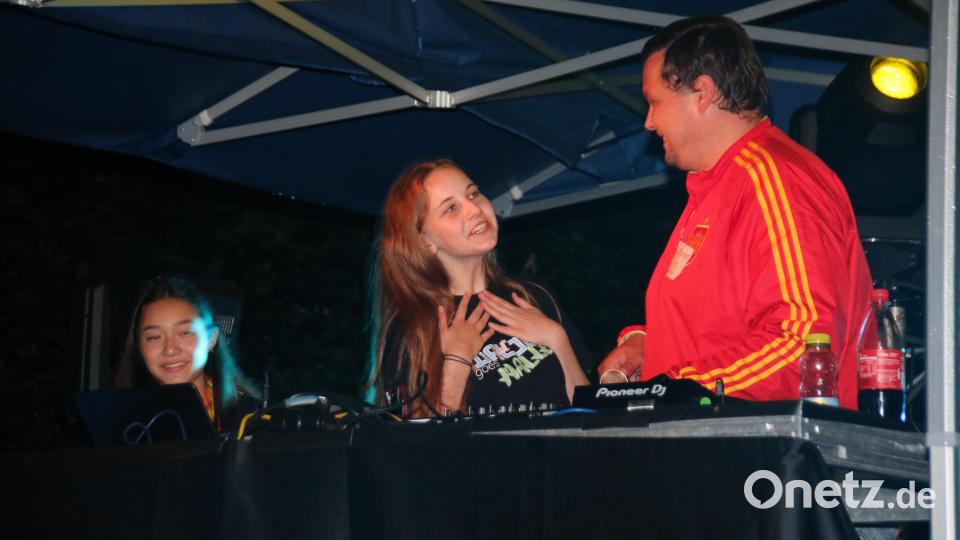 Sophia wurde um Mitternacht 18 Jahre alt. DJ Cashi gratuliert ihr auf der Bühne. Bild: sne