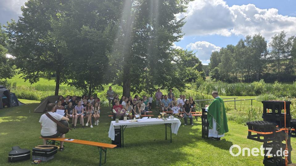 Zum Abschluss feiert Pfarrer Adam Karolczak mit den Jugendlichen auf dem Zeltplatz einen Lagergottesdienst. Bild: Felix Hartung/exb