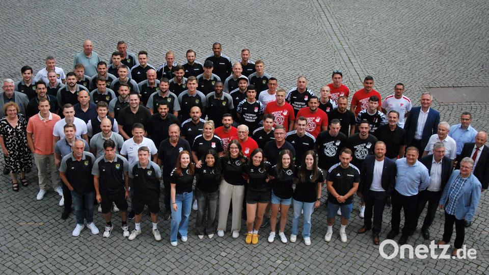 Das obligatorische Gruppenbild der Aufstiegsmannschaften auf dem Marktplatz vor dem Balkon des Rathauses. Bild: gsp