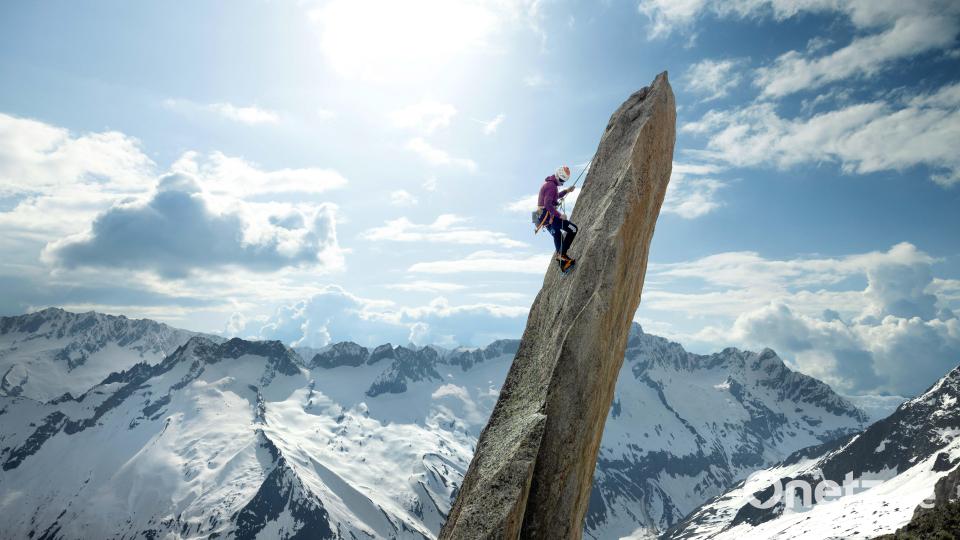 Michi Wohlleben am Grat des Salbitschijen. Solche Szenen bietet der Kurzfilmabend der Jugend des Deutschen Alpenvereins in Amberg am 1. August auf das LGS-Gelände. Bild: ABSOLUTpictures/exb