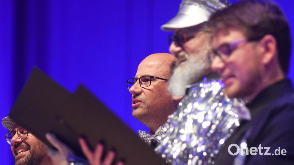Auch der Schulleiter Thomas Kreuzer (Mitte) singt im Lehrerchor mit. Bild: Gabi Schönberger