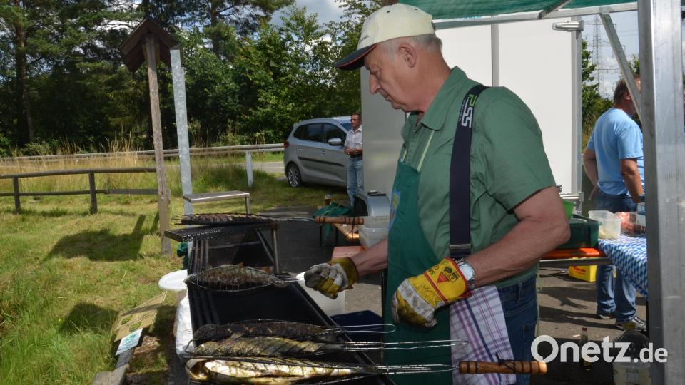 Am frühen Nachmittag brutzelten die mit Kräutern und Zwiebeln gefüllten Fische auf dem heißen Grillrost, die Karl Lehner auf den Teller brachte. Bild: dob