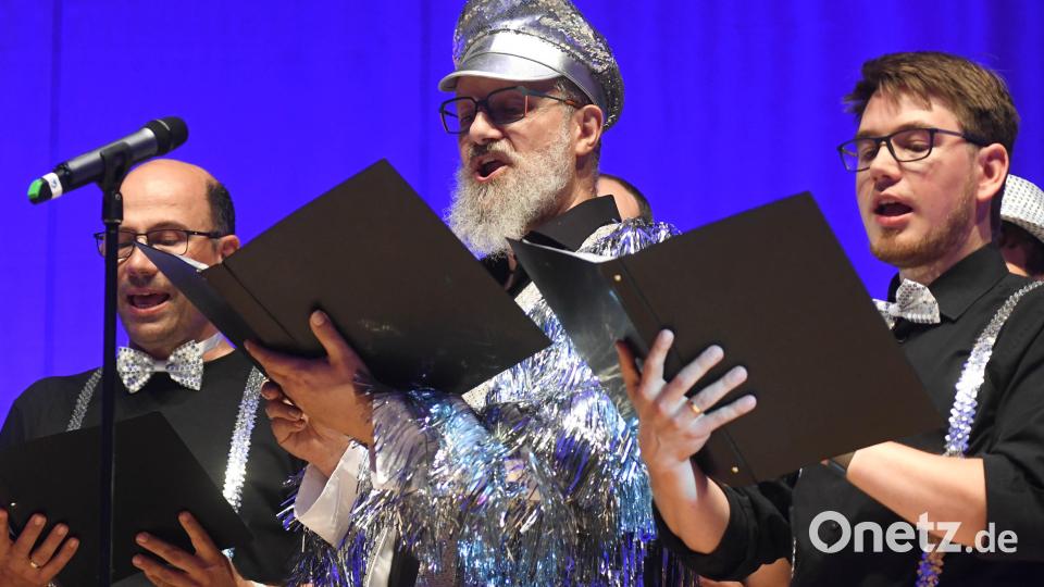 Glitzer und Glamour fehlen dem Lehrerchor keineswegs. Bild: Gabi Schönberger