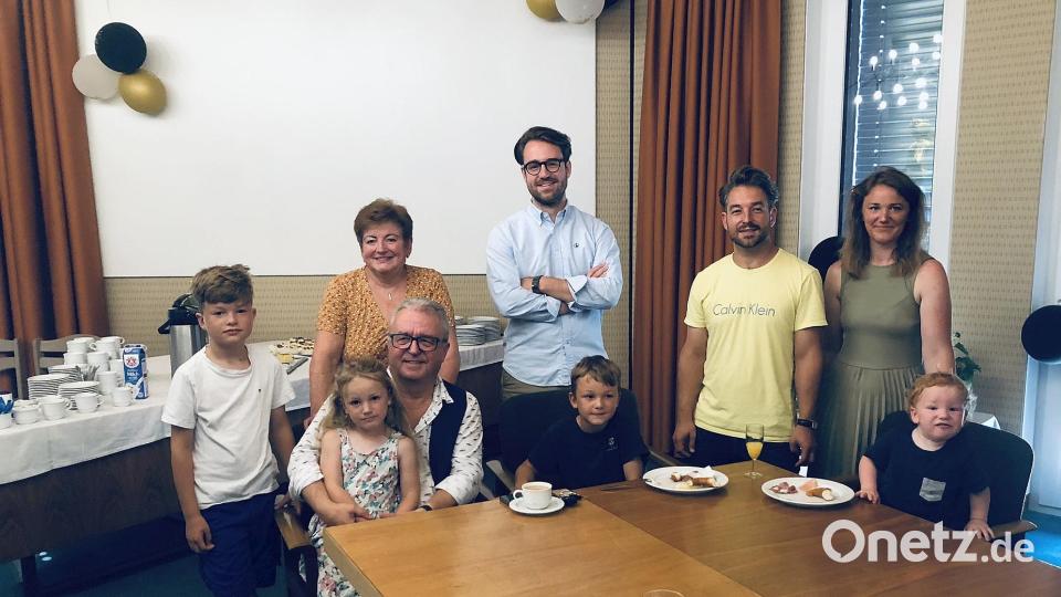 Familientreffen der drei Dutz-Generationen beim Doppelgeburtstag im Sitzungssaal des Wiesauer Rathauses: Jeremias, Emilia, Evi, Toni, Florian, Kilian, Michael, Patricia und Luitpold Dutz. Bild: wro