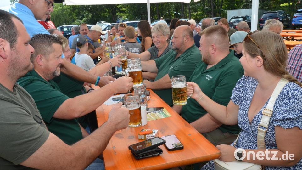 Auch die benachbarten Fischereivereine kommen gerne an den Sperlweiher zum Mitfeiern. Bild: dob