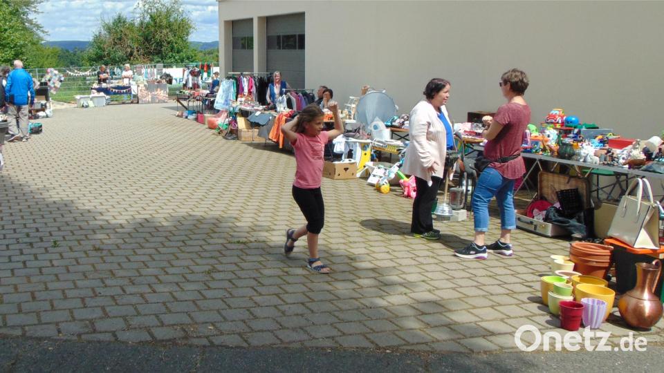 Über 20 Flohmarktanbieter hatten ihre Stände aufgebaut. Bild: fnk