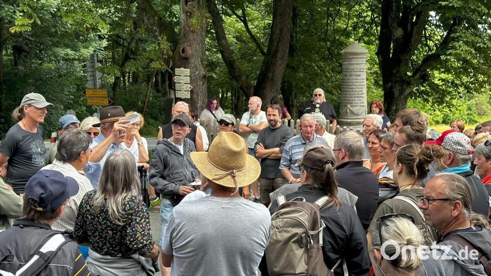 Ganze Trauben an Menschen folgten den fachkundigen Führungen von Helmut Erndt und Frederike Schwägerl, simultan übersetzt von Alexander Kříž. Bild: Matouš Horáček/exb