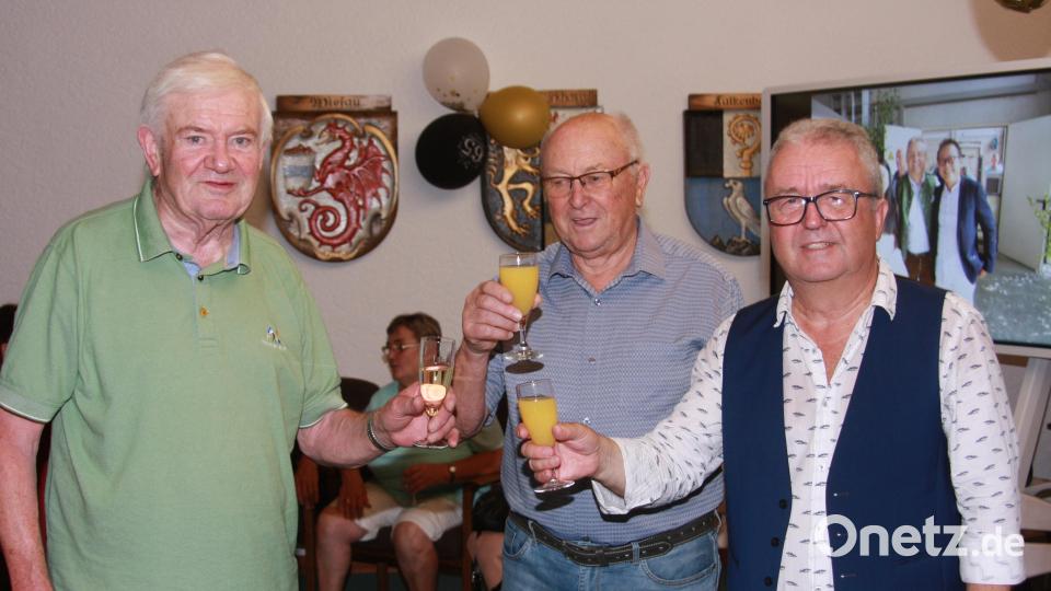 Im Namen des Gesangvereins Schönhaid gratulierten dem Ehrenmitglied Toni Dutz Vorsitzender Erich Trottmann und Heinrich Weber (von links). Bild: wro