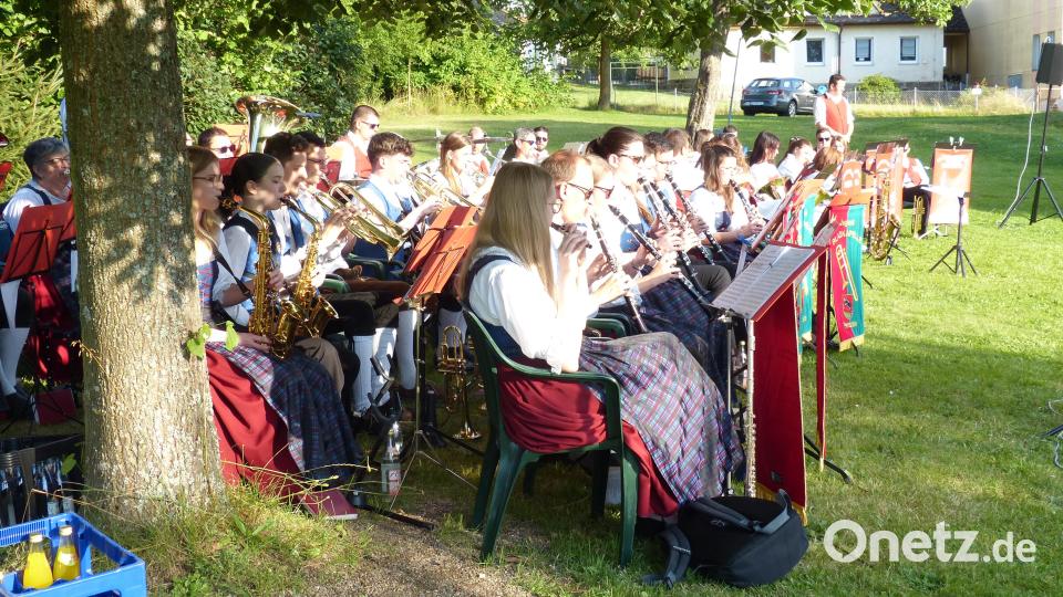 Einige Musiker genießen den Schatten der Bäume. Bild: hme