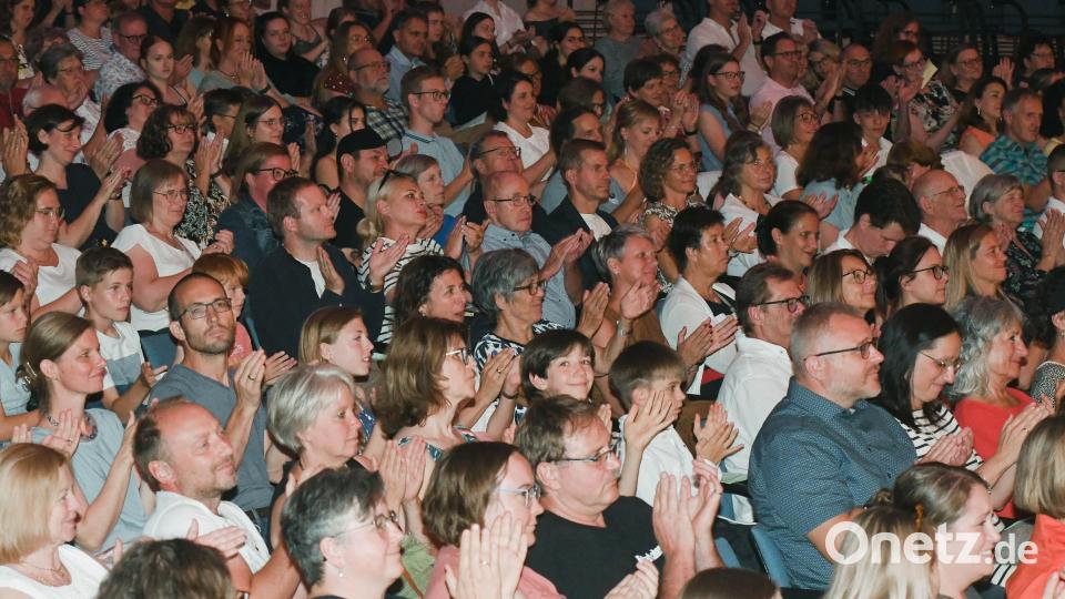 Das Publikum ist hellauf begeistert. Bild: Gabi Schönberger