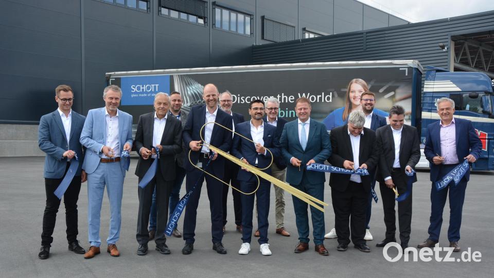 Die Ehrengäste durchschnitten gemeinsam das Eröffnungsband zur neuen Logistikhalle. Bild: jr