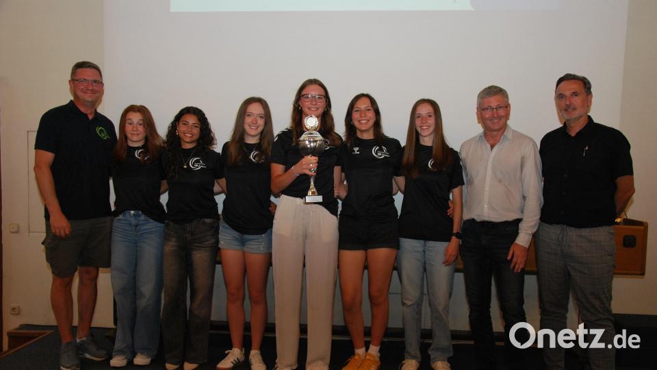 Die erfolgreichen Volleyball-Mädels des VC DJK Amberg mit Trainer Mathias Mende (links) und dem Stadtverbandsvorsitzenden Wolfgang Meier (rechts). Bild: gsp
