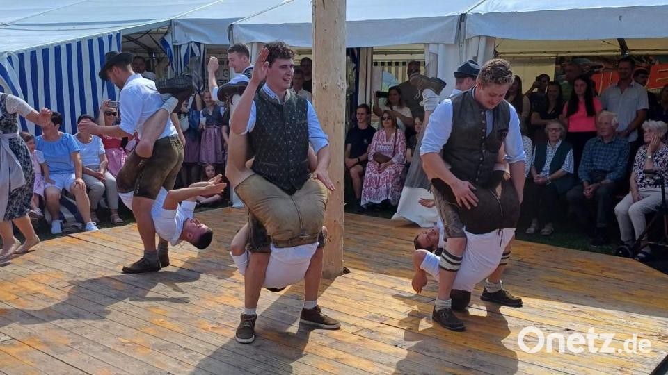 Ein g’stand‘ner Burgstaller Kirwabursch muss mehr drauf haben als nur das Tanzen mit seinem Moidl! Dieses Mal gaben sie den „Watschnplattler“ zum Besten. Bild: u