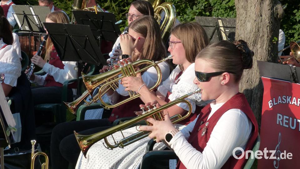 Überwiegend junge Musiker bei den beiden Kapellen Bild: hme