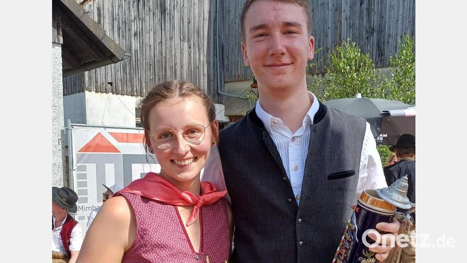 Das Baumaustanzen bei der Burgstaller Kirwa endete mit der Kür von Verena Piehler und Fabian Müller zum neuen Oberkirwapaar. Bild: u