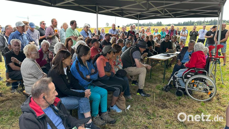 Die Schilderung der Zeitzeugen über das Leben in Paulusbrunn und die Umstände der Vertreibung wurden von einer großen Schar von tschechischen und deutschen Besuchern verfolgt. Emmi Rößler und Anna Plobner schilderten eindrucksvoll ihre Erinnerungen. Bild: Matouš Horáček/exb