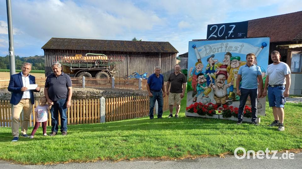 Der Dorfweiher in Pleisdorf ist fertig. Am Samstag steigt dort das Dorffest. Bild: gra