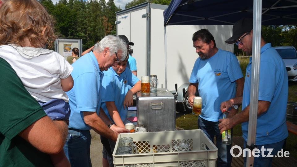 Ohne Pause wird eine Maß Bier nach der anderen von Helmut Bäumler (Zweiter von rechts) gezapft. Das schöne Wetter beschert den Fischern durstige und hungrige Gäste. Bild: dob